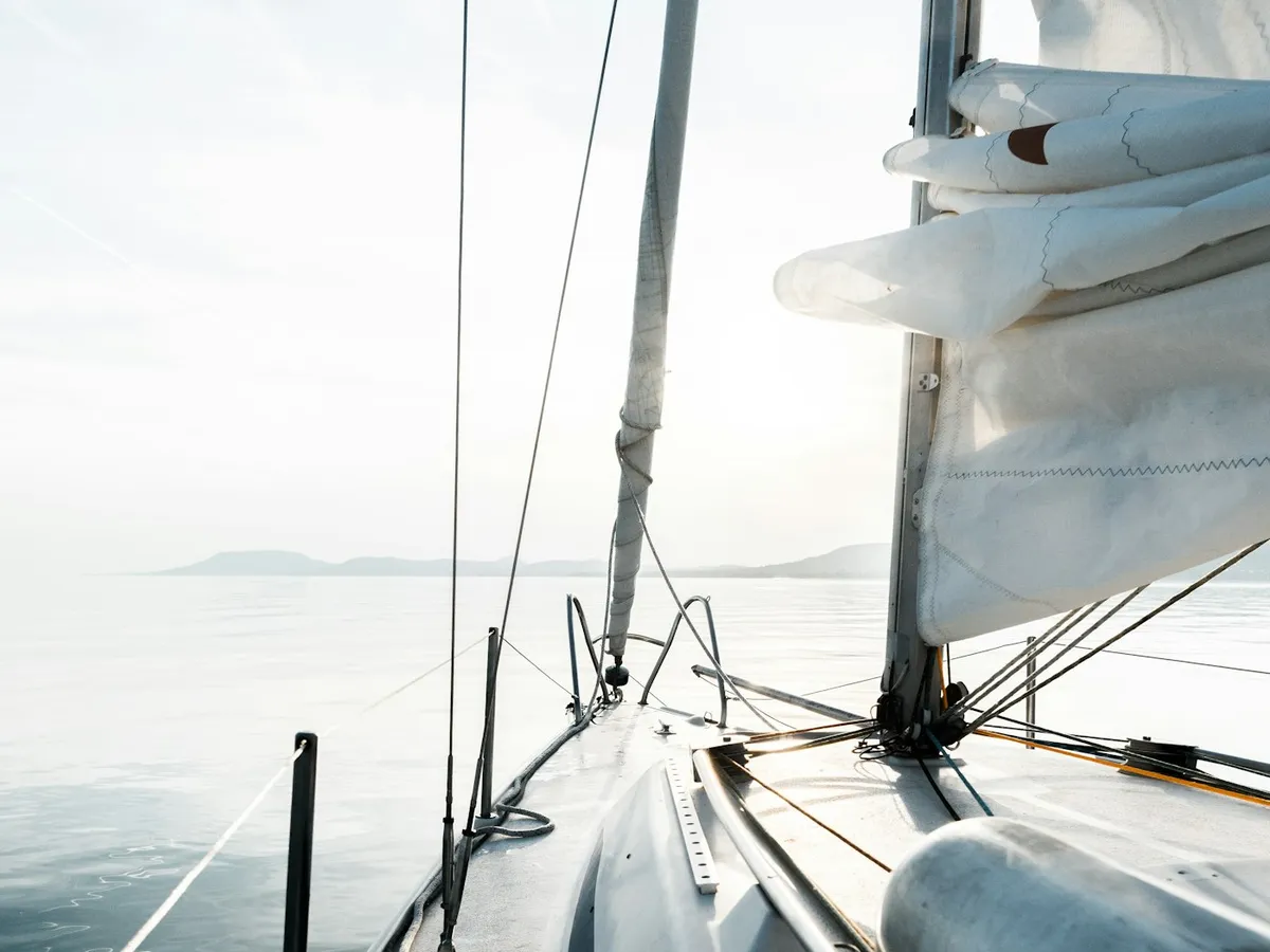 Velero navegando, parte de una flota gestionada con NavigateClub